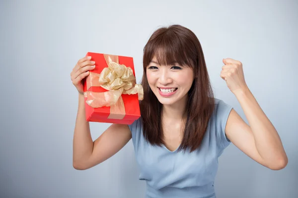 Glad asiatisk tjej håller presentförpackning — Stockfoto