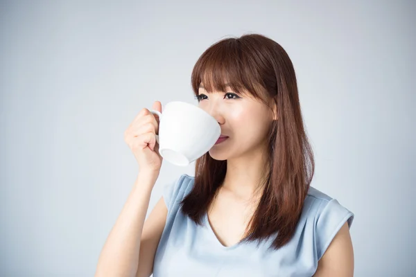 Mujer asiática bebiendo una taza de café — Foto de Stock