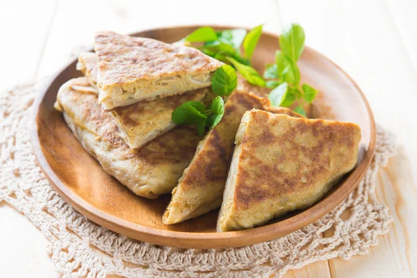 Gefüllter Pfannkuchen oder gebratenes Brot murtabak — Stockfoto