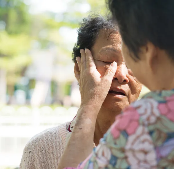 Yaşlı anne ağlıyor teselli — Stok fotoğraf