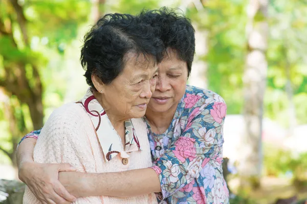 Asiatico matura donna abbracci e consoling suo pianto vecchio madre — Foto Stock