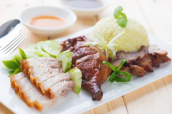 Roasted duck, roasted pork crispy siu yuk and Charsiu Chinese st — Stock Photo, Image