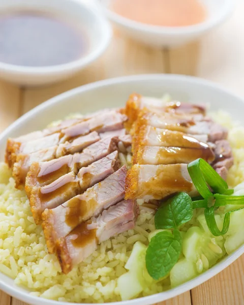 Siu Yuk or sliced Chinese boneless roast pork with crispy skin — Stock Photo, Image