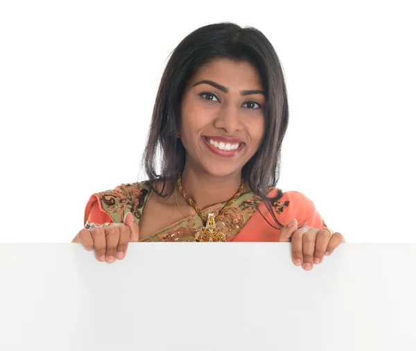 Femme indienne tenant panneau d'affichage vierge — Photo