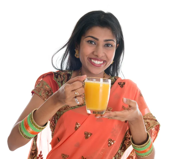 Donna indiana in sari bere succo d'arancia — Foto Stock