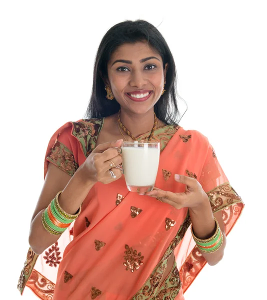 Mujer india en sari bebiendo leche — Foto de Stock