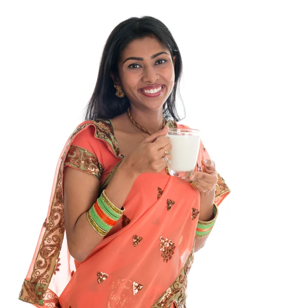 Indische Frau trinkt Milch — Stockfoto