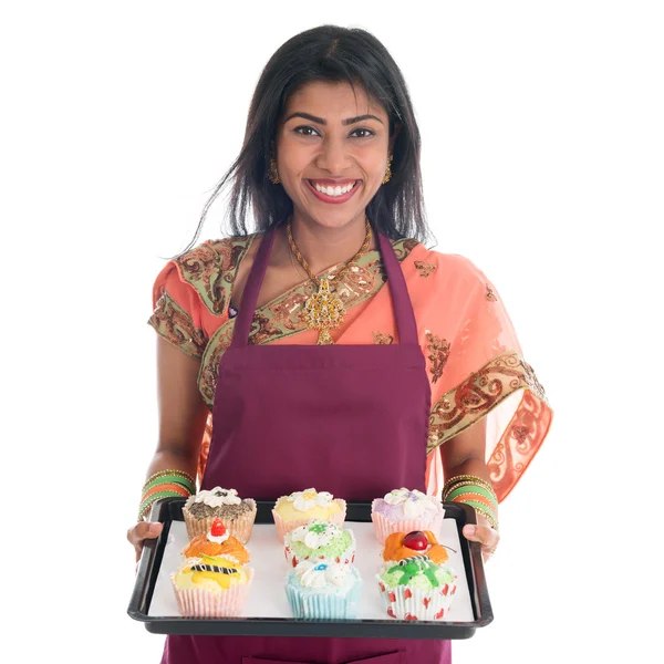 Mujer india tradicional horneando pan y cupcakes —  Fotos de Stock