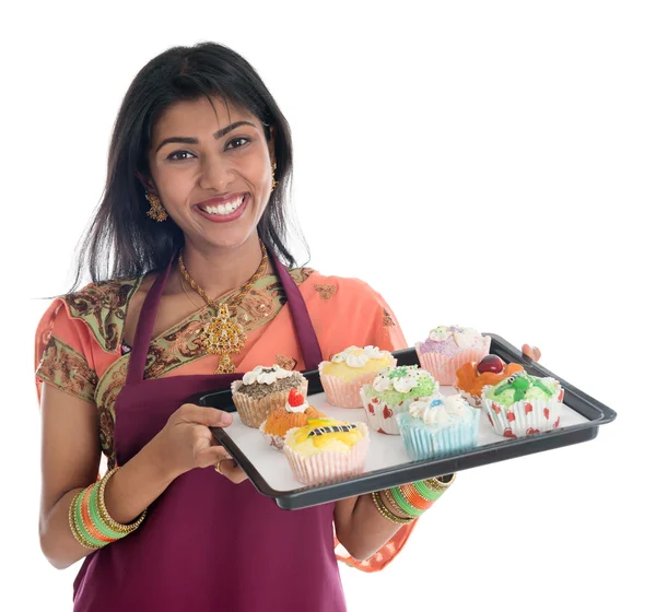 Traditional Indian woman baking cupcakes — Stock Photo, Image