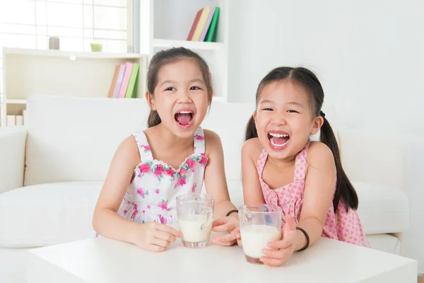 Kinder trinken Milch. — Stockfoto