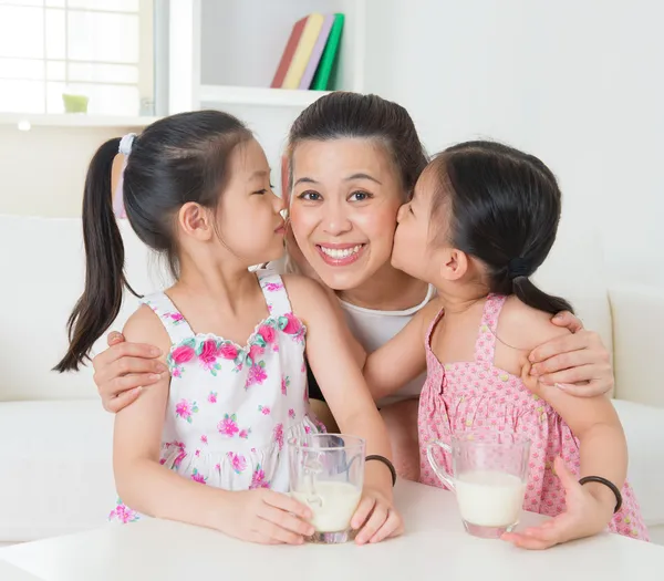 Loving Asian family — Stock Photo, Image