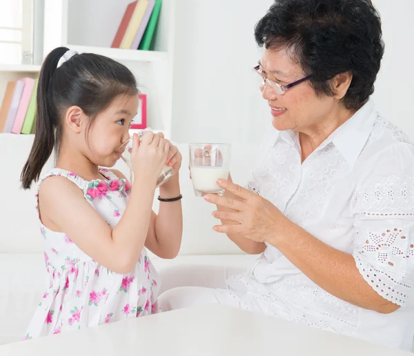 Beber leche. —  Fotos de Stock