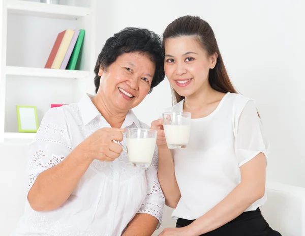 Mulheres que bebem leite . — Fotografia de Stock