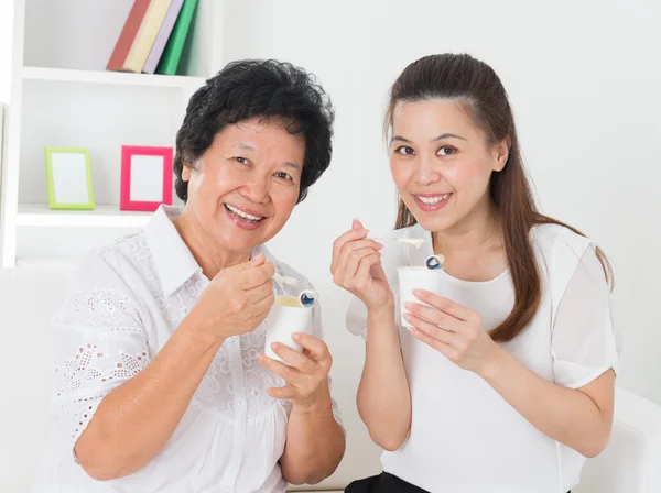 ヨーグルトを食べる女性. — ストック写真