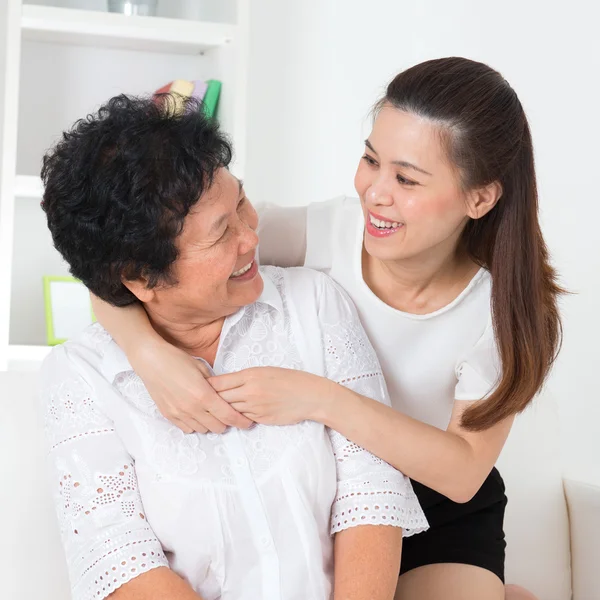 Donna anziana e figlia. — Foto Stock