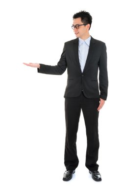 Asya iş adamı eli boş boş alanı gösterilen