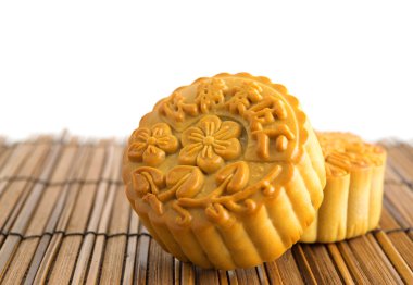Bambu hasır üzerinde geleneksel mooncakes