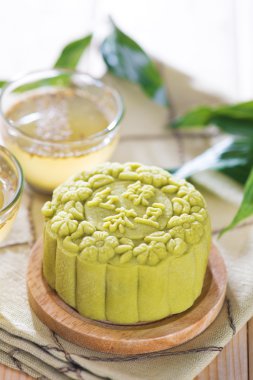 kırmızı fasulye hamur mooncake ile yeşil çay