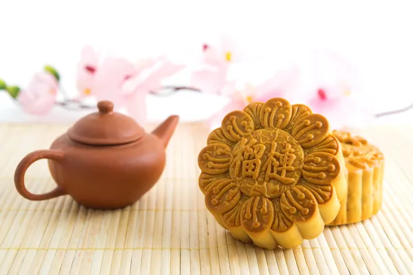 Bolos de lua tradicionais com bule de chá — Fotografia de Stock