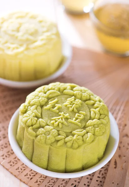 Pelle innevata tè verde con pasta di fagioli rossi mooncake — Foto Stock
