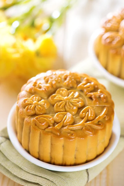 Çeşitli meyveler fındık mooncakes tablo — Stok fotoğraf