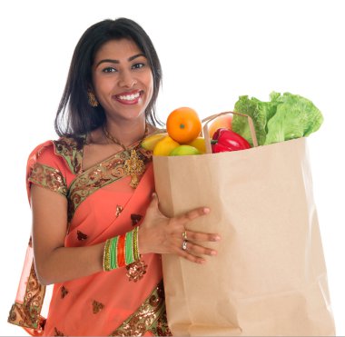 Indiase vrouw met boodschappen winkelen