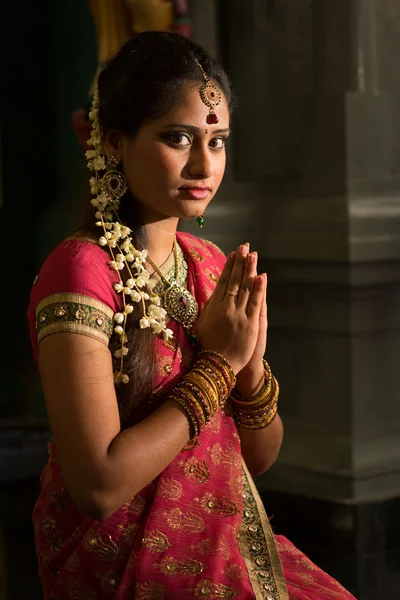 Mujer india rezando — Foto de Stock