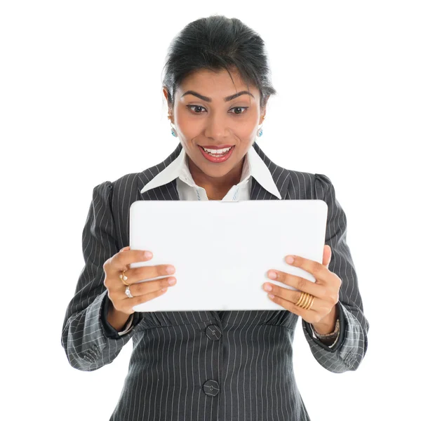 Mujer de negocios afroamericana usando tableta pc —  Fotos de Stock