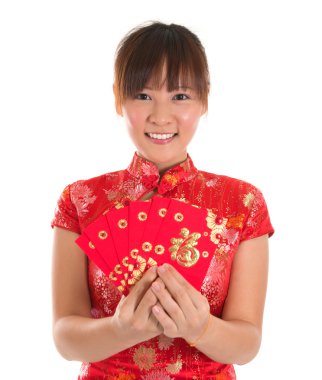 kırmızı paketler tutan Çin cheongsam kız