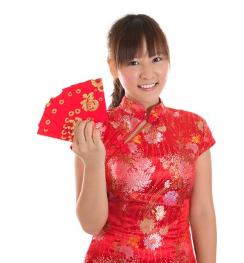 kırmızı paketler gösterilen cheongsam Çin kız