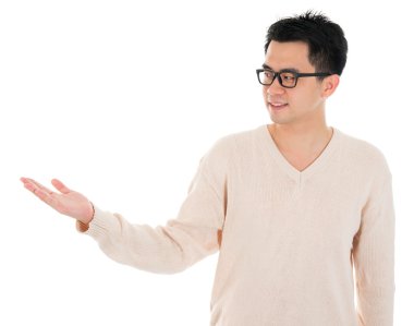 casual adam asian el bir şeyler gösteriyor