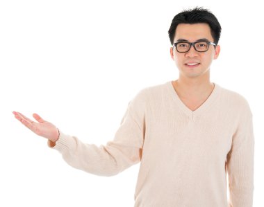 casual Asyalı adam eli boş yere gösterilen