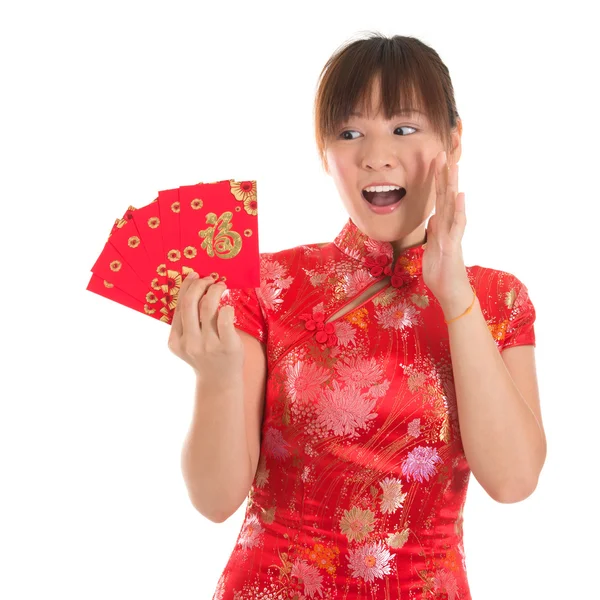 Sorpresa china cheongsam chica sosteniendo paquetes rojos —  Fotos de Stock