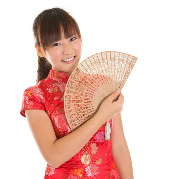 Chinês cheongsam menina com ventilador — Fotografia de Stock