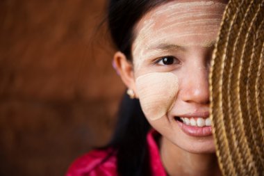 utangaç myanmar kız