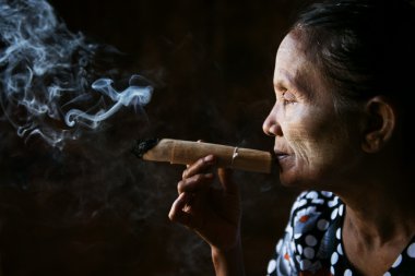 yaşlı buruşuk Asyalı kadın Sigara
