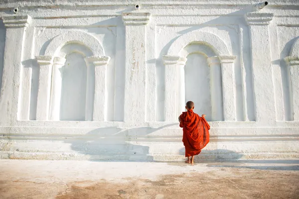 Asijské mladé málo Buddhističtí mniši — Stock fotografie