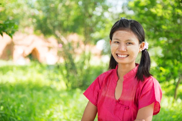 Myanmar flicka stående utomhus. — Stockfoto