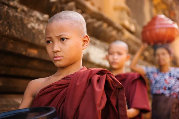 Südostasiatische junge buddhistische Mönche auf Morgenalmosen — Stockfoto