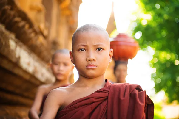 Jóvenes monjes budistas caminando limosnas matutinas — Foto de Stock