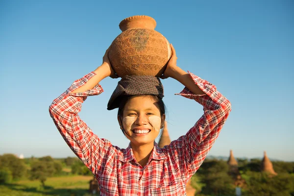 Asiatiska traditionella kvinnliga jordbrukare transporterar lerkruka — Stockfoto