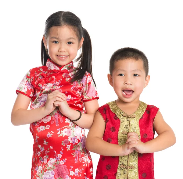 Kleine orientalische Kinder, die dir ein frohes chinesisches neues Jahr wünschen — Stockfoto