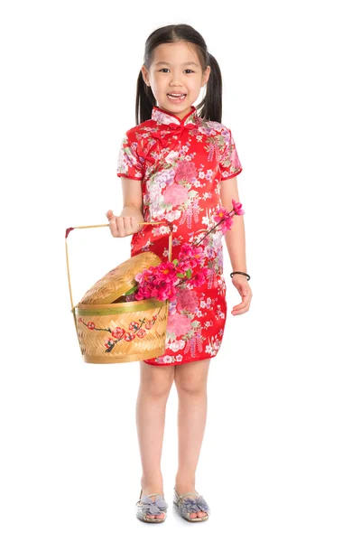 Китаянка с подарочной корзиной — стоковое фото