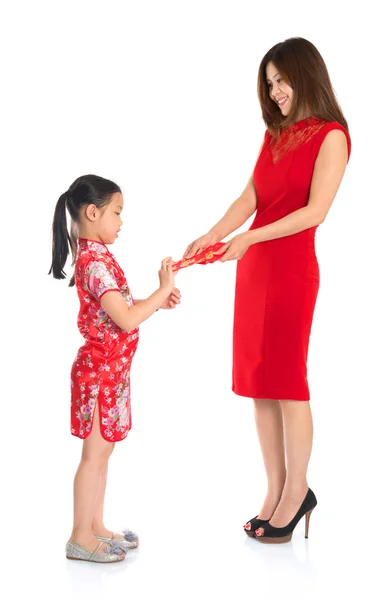 Asiática china niño recibir monetario regalo de padre —  Fotos de Stock