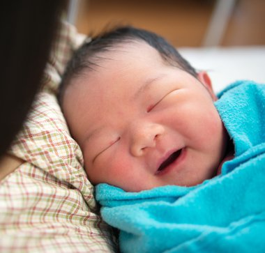 Asyalı bebek kız ve annesi