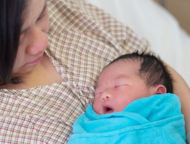 Asyalı bebek ve annesi