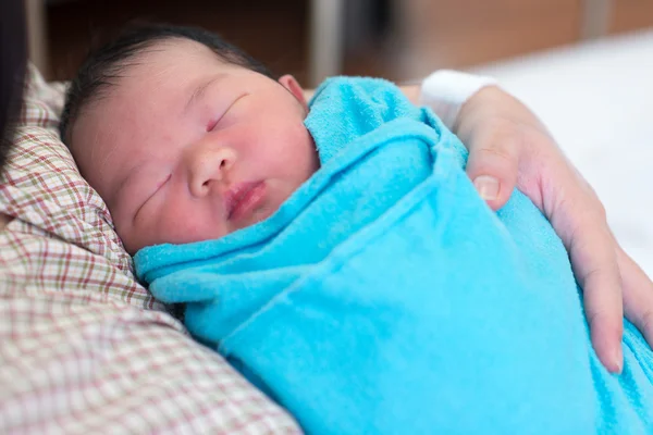 Pasgeboren babymeisje en moeder — Stockfoto