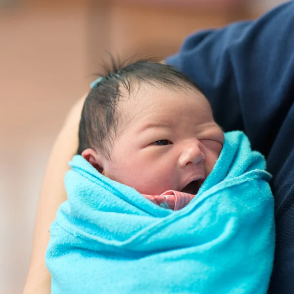 Recién nacido Asiático bebé niña y padre — Foto de Stock