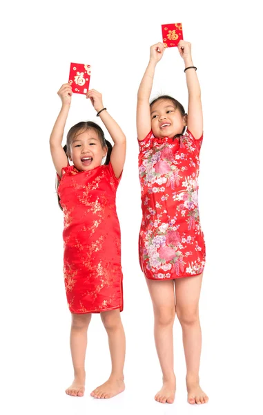 Heureux asiatique les enfants tenant rouge paquet — Photo