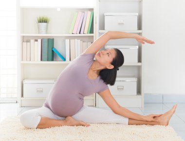 evde kadın meditasyon yoga